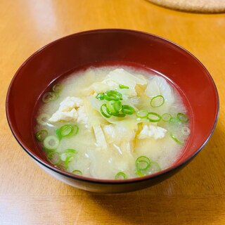 ちぎり豆腐とキャベツの味噌汁